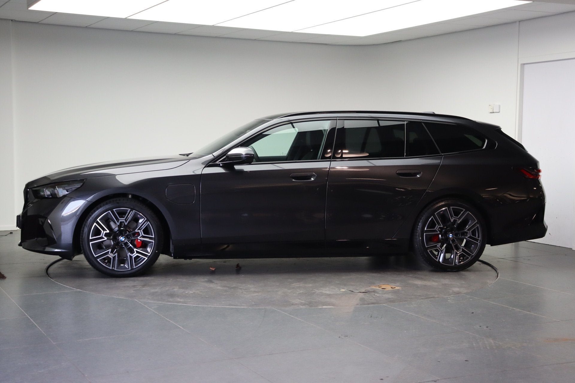 BMW 5 Serie Touring 530e M Sport Automaat / Panoramadak / Tr, Auto's, BMW, 1998 cc, Achterwielaandrijving, 1800 kg, 4 cilinders
