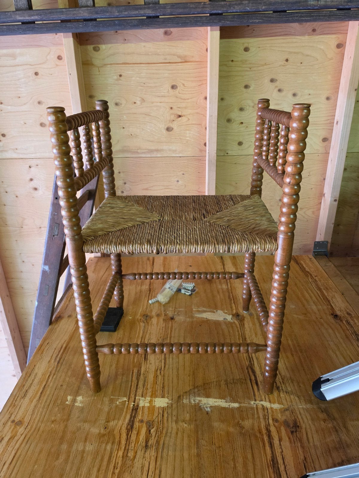 Bobbin Vintage houten stoel met biezen zitting, Ophalen