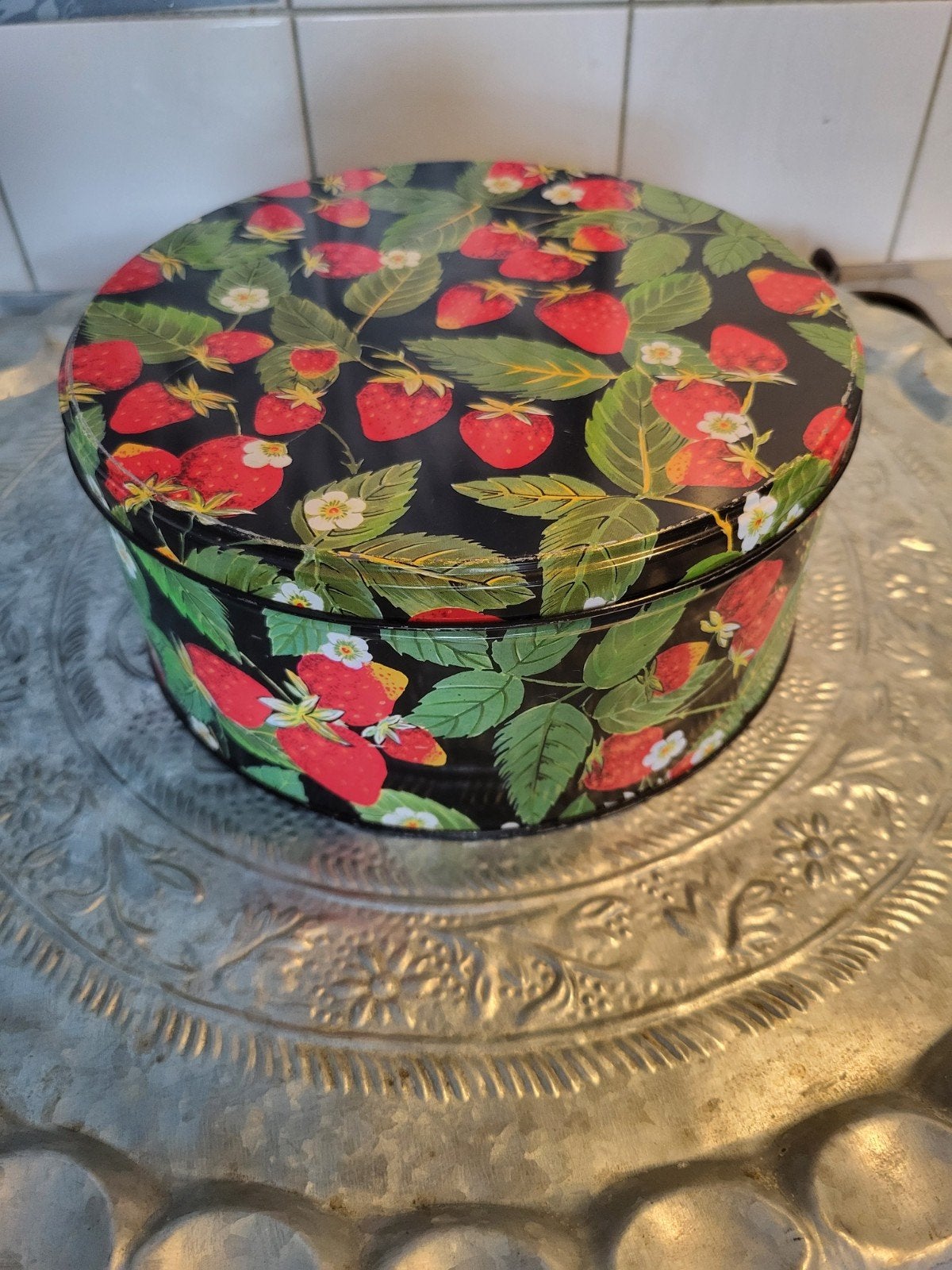 Leuke ronde (koek) trommel met aardbeien motief, Overige typen, Ophalen of Verzenden, Gebruikt, Metaal
