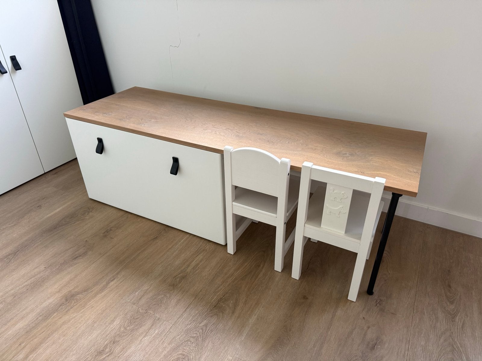 IKEA STUVA Kinderbureau/Speeltafel met Opbergbak+2 Stoeltjes, Kinderen en Baby's, Ophalen, Gebruikt, Tafel(s) en Stoel(en)