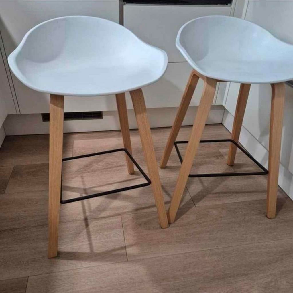 Set van 2 bar krukken - 63 cm zithoogte, Ophalen, Gebruikt, Hout, Met voetsteun