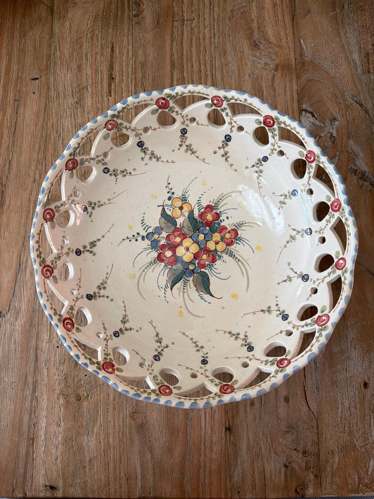 Handgeschilderde Zenith Gouda schaal met bloemmotief, Antiek en Kunst, Ophalen of Verzenden