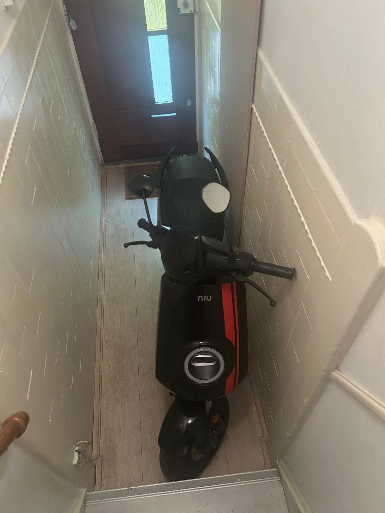 Elektrische scooter Niu type: M €1750,=, Fietsen en Brommers, Brommeronderdelen | Scooters, Ophalen, Nieuw, Overige typen, Overige merken