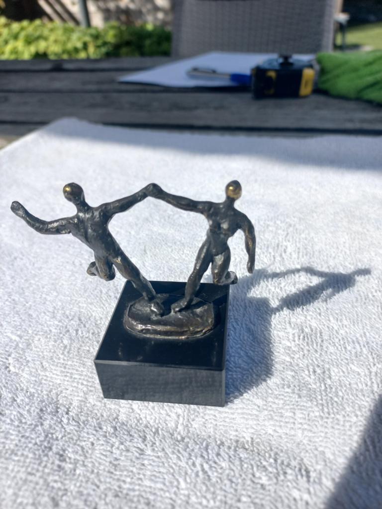 Bronzen sculptuur van Ger van Tankeren.Samen in evenwicht, Groep mensen, Minder dan 20 cm, Ophalen of Verzenden, Brons