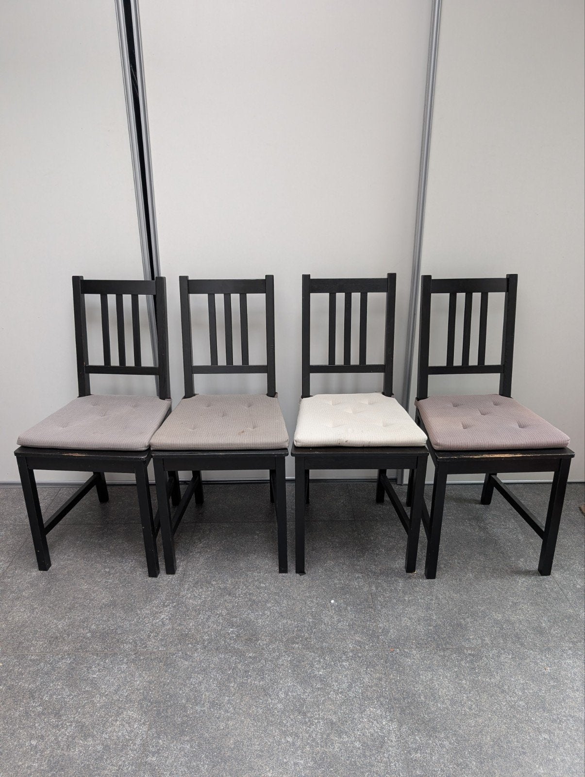 4 zwarte houten IKEA stoelen met kussentjes, Huis en Inrichting, Stoelen, Ophalen, Gebruikt, Zwart, Vier