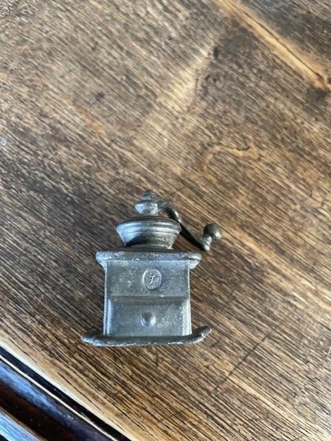 Tinnen Miniatuur koffiemolen, telefoon, beker, strijkijzer., Ophalen