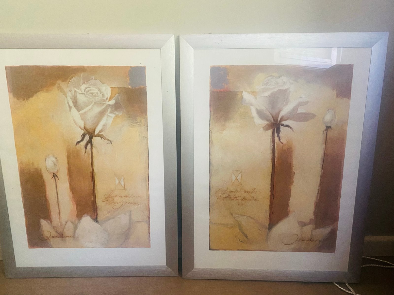 Set van 2 ingelijste schilderijen met witte rozen, Antiek en Kunst, Doek, Realistisch, Olieverf, Ingelijst