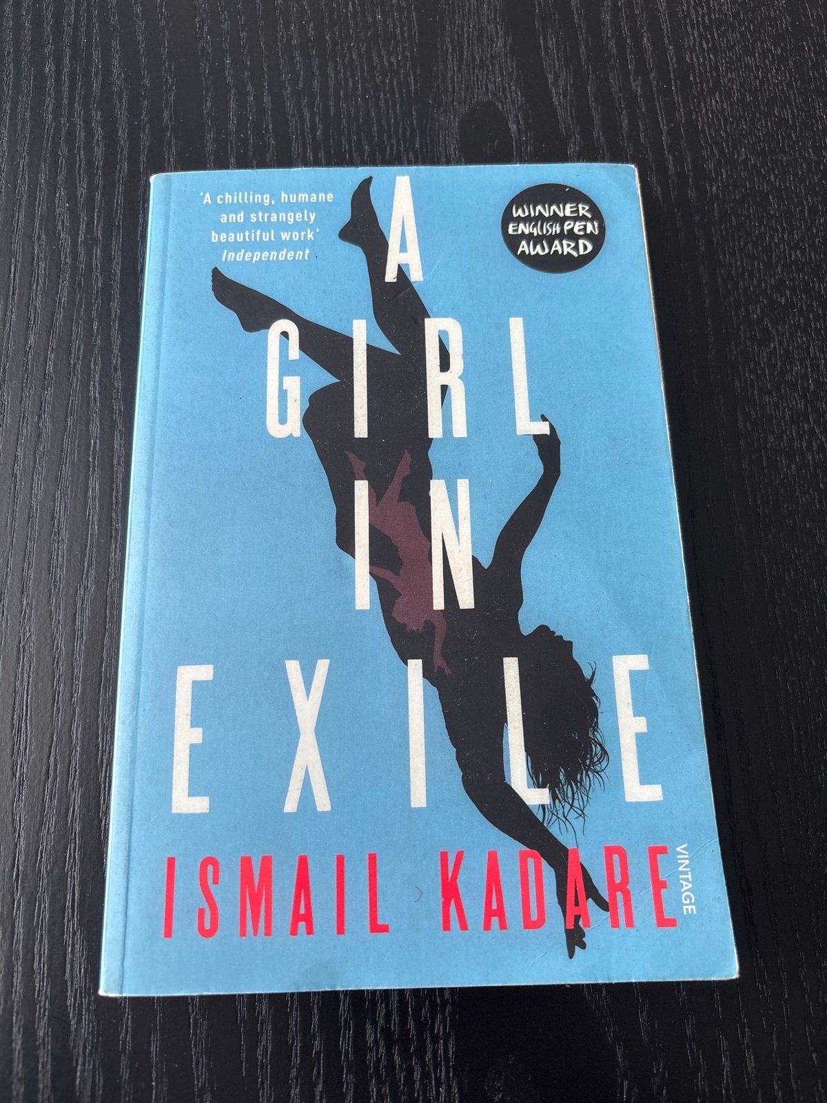 A Girl in Exile - Ismail Kadare (Engels), Boeken, Literatuur, Ophalen of Verzenden, Gelezen, Europa overig