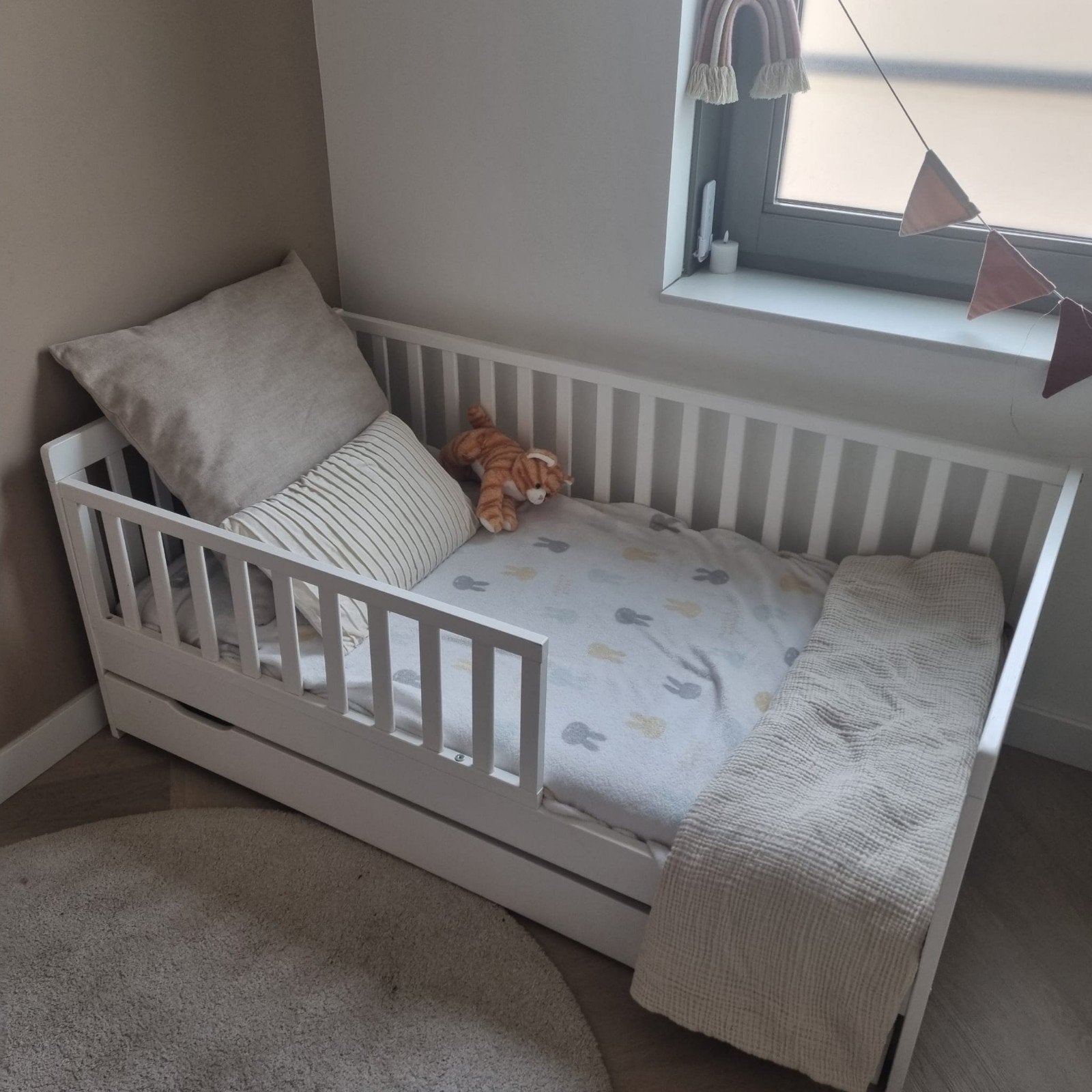 Petite Amelie wit peuterbedje met lade, Kinderen en Baby's, Kinderkamer | Bedden, Ophalen, Gebruikt, 70 tot 85 cm, 140 tot 160 cm
