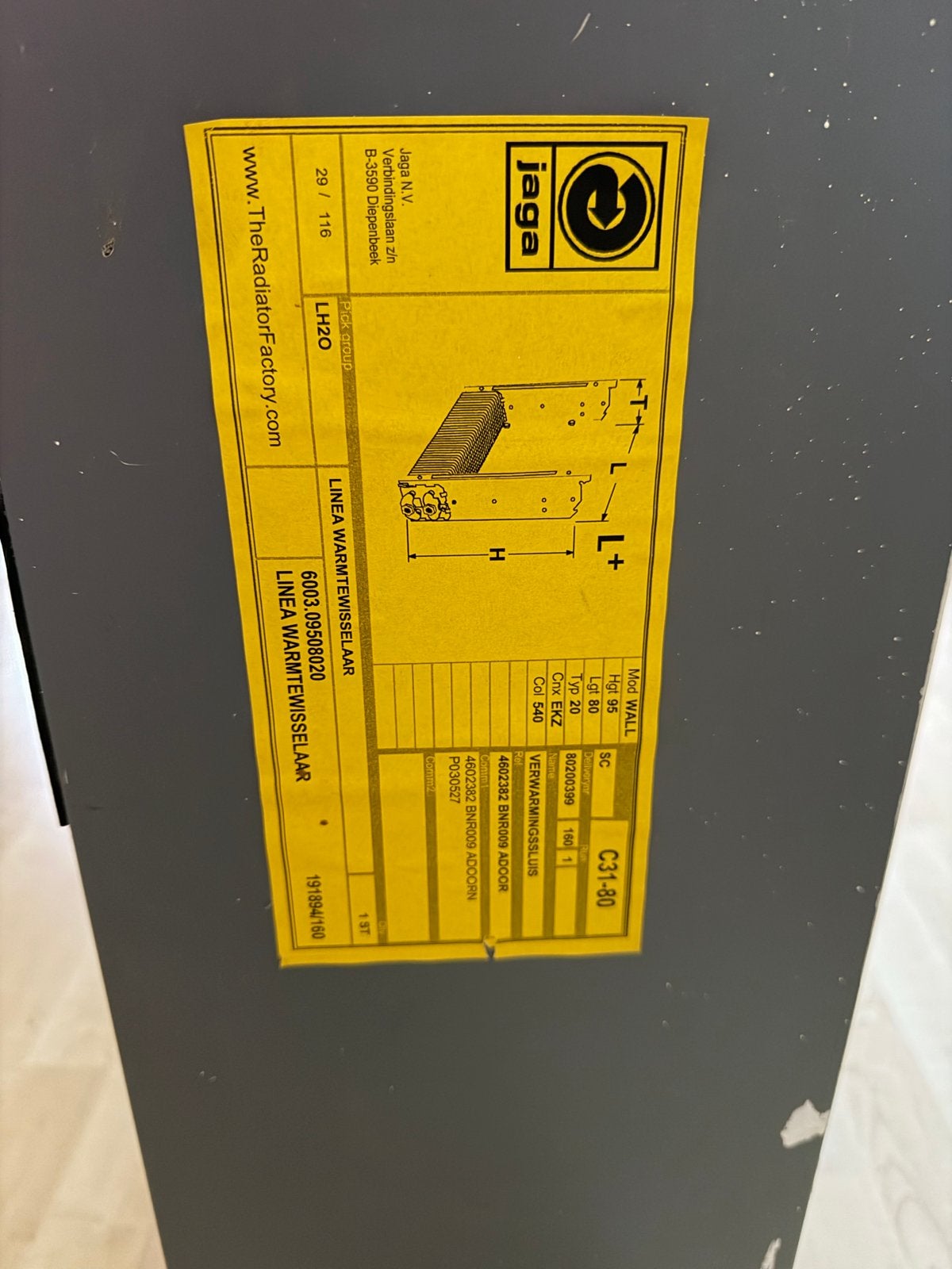 2 grijze Jaga Linea convector radiatoren met kranen, Doe-het-zelf en Verbouw, Verwarming en Radiatoren, Ophalen, Gebruikt, Radiator