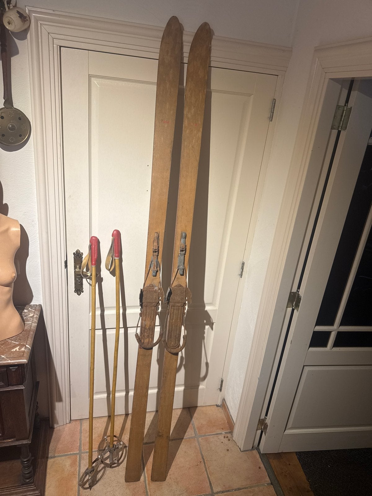 Antieke houten ski's met originele stokken, Ophalen