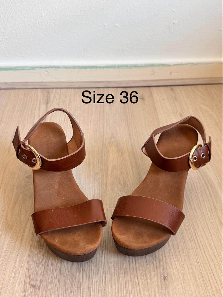 Bruine sandalen met hak - Maat 36, Kleding | Dames, Schoenen, Ophalen of Verzenden, Gedragen, Bruin, Sandalen of Muiltjes