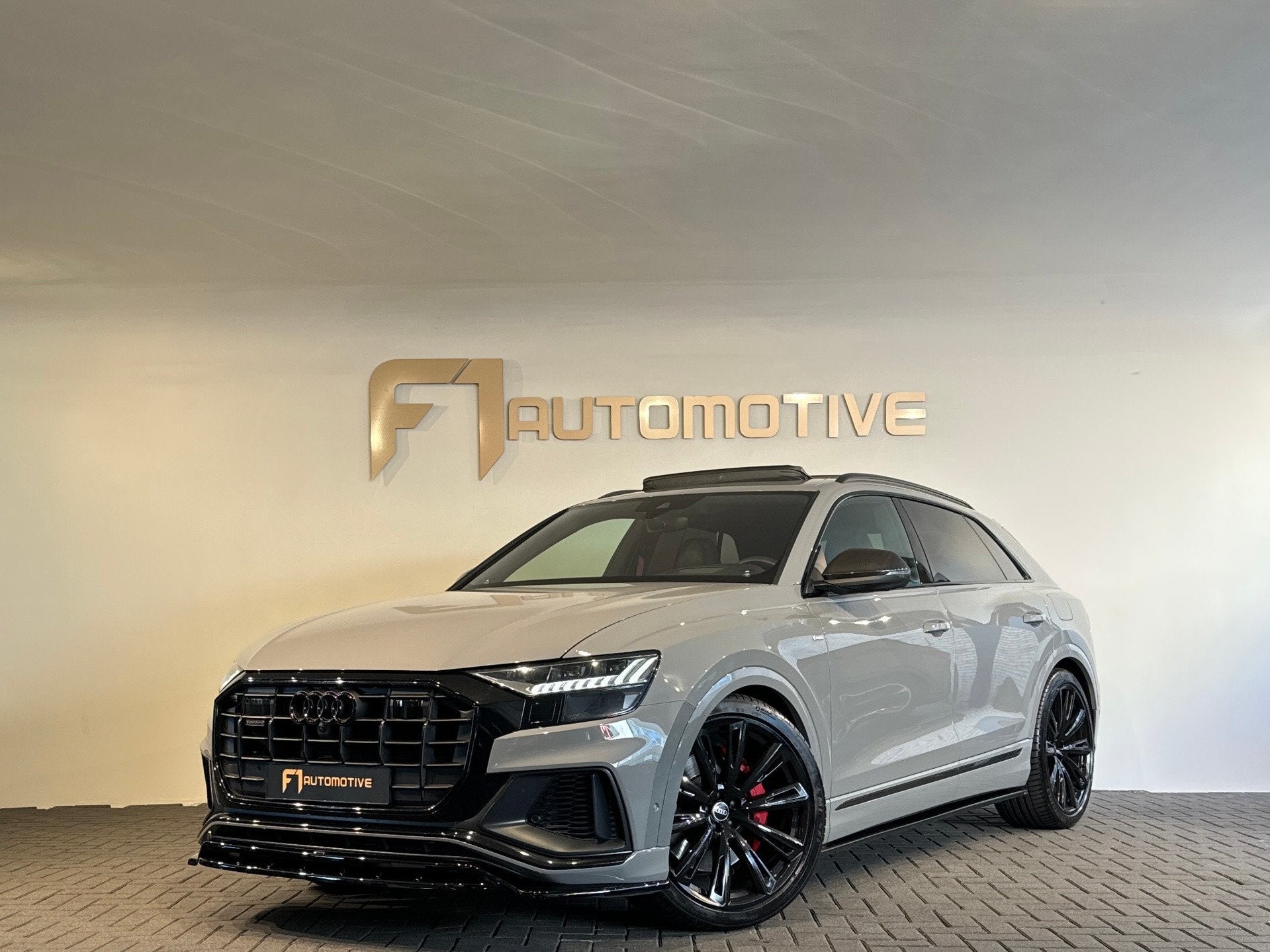 Audi Q8 55 TFSI e quattro S Line Pano|Carbon|B&O 3D|HuD|Memo, Auto's, Automaat, Dealer onderhouden, Gebruikt, Zwart