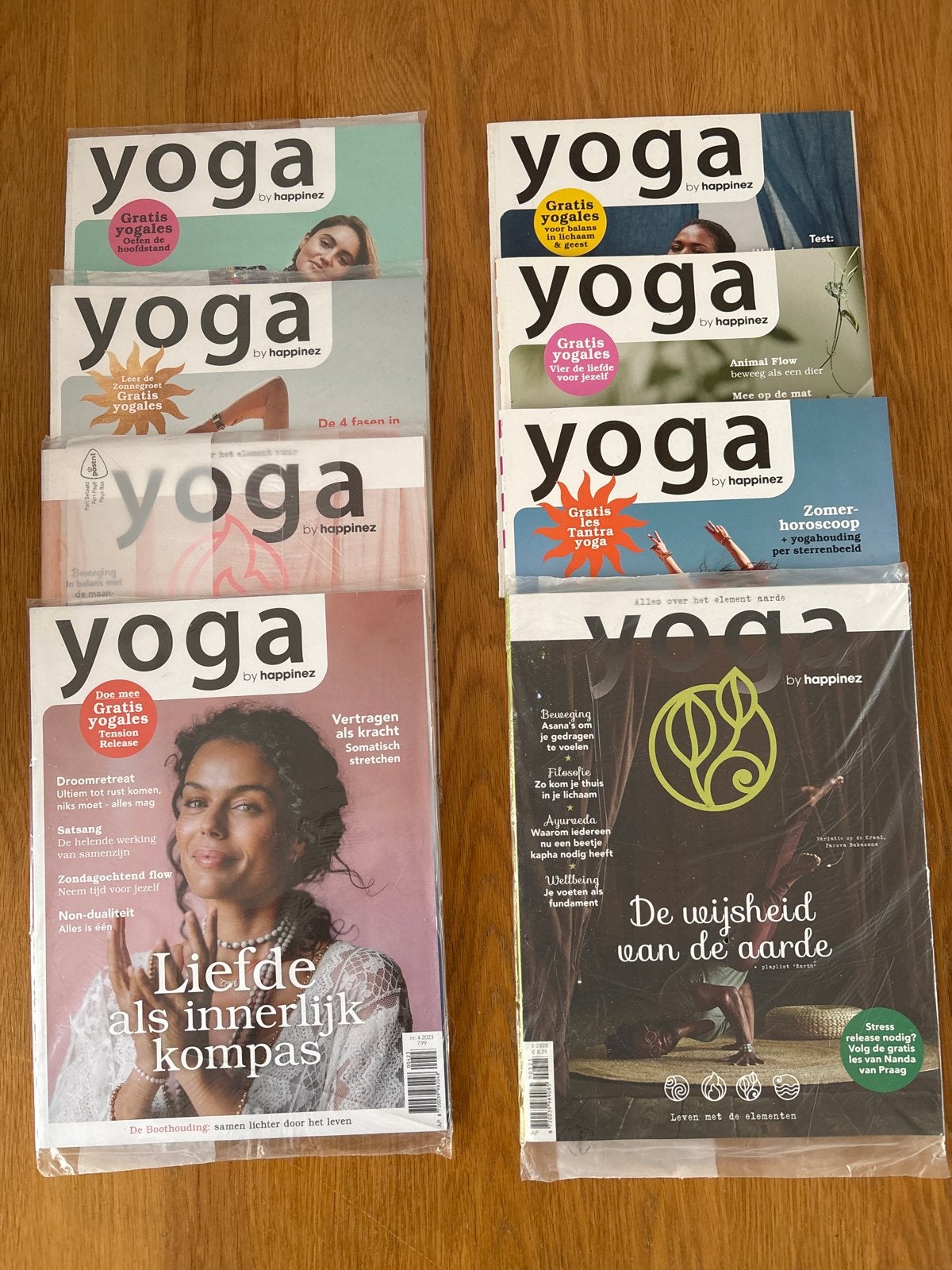 Yoga by Happinez tijdschriften - set van 8, Ophalen, Zo goed als nieuw, Meditatie of Yoga, Achtergrond en Informatie