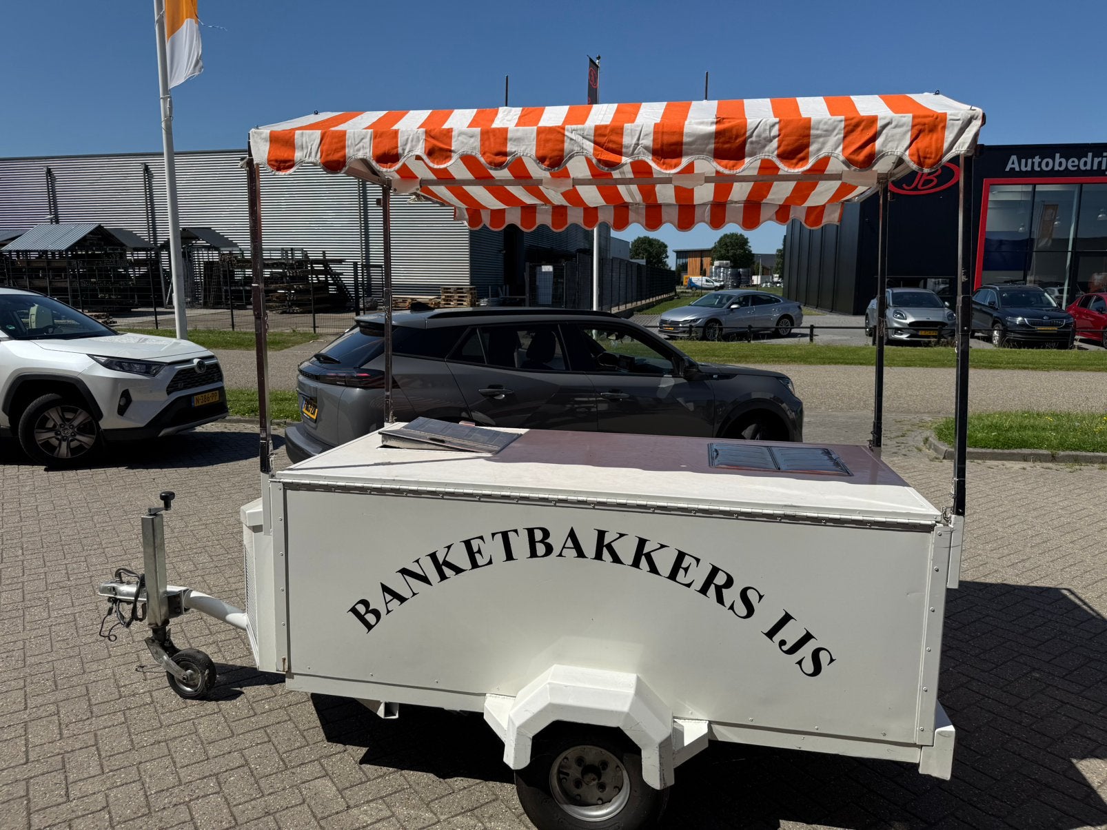 Grote ijskar / ijswagen / ijsaanhangwagen met koelmotor, Ophalen