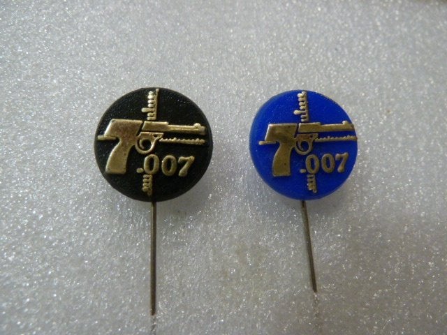 Vintage James Bond 007 Speldjes - Set van 2, Verzamelen, Ophalen of Verzenden, Gebruikt, Overige onderwerpen, Speldje of Pin