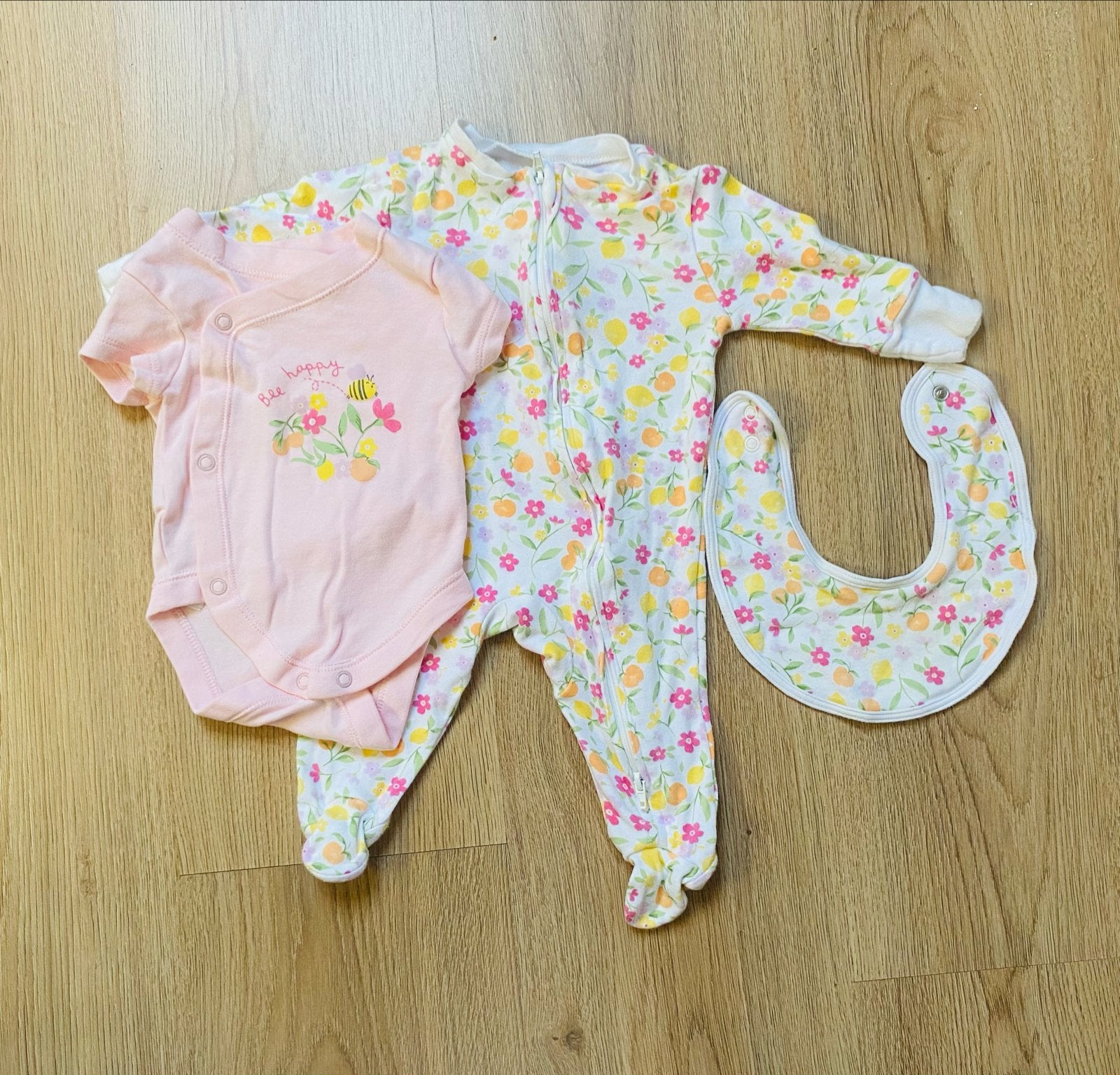 Babykleding set: Romper, Boxpakje en Slabbetje zo goed, Ophalen of Verzenden, Zo goed als nieuw, Meisje