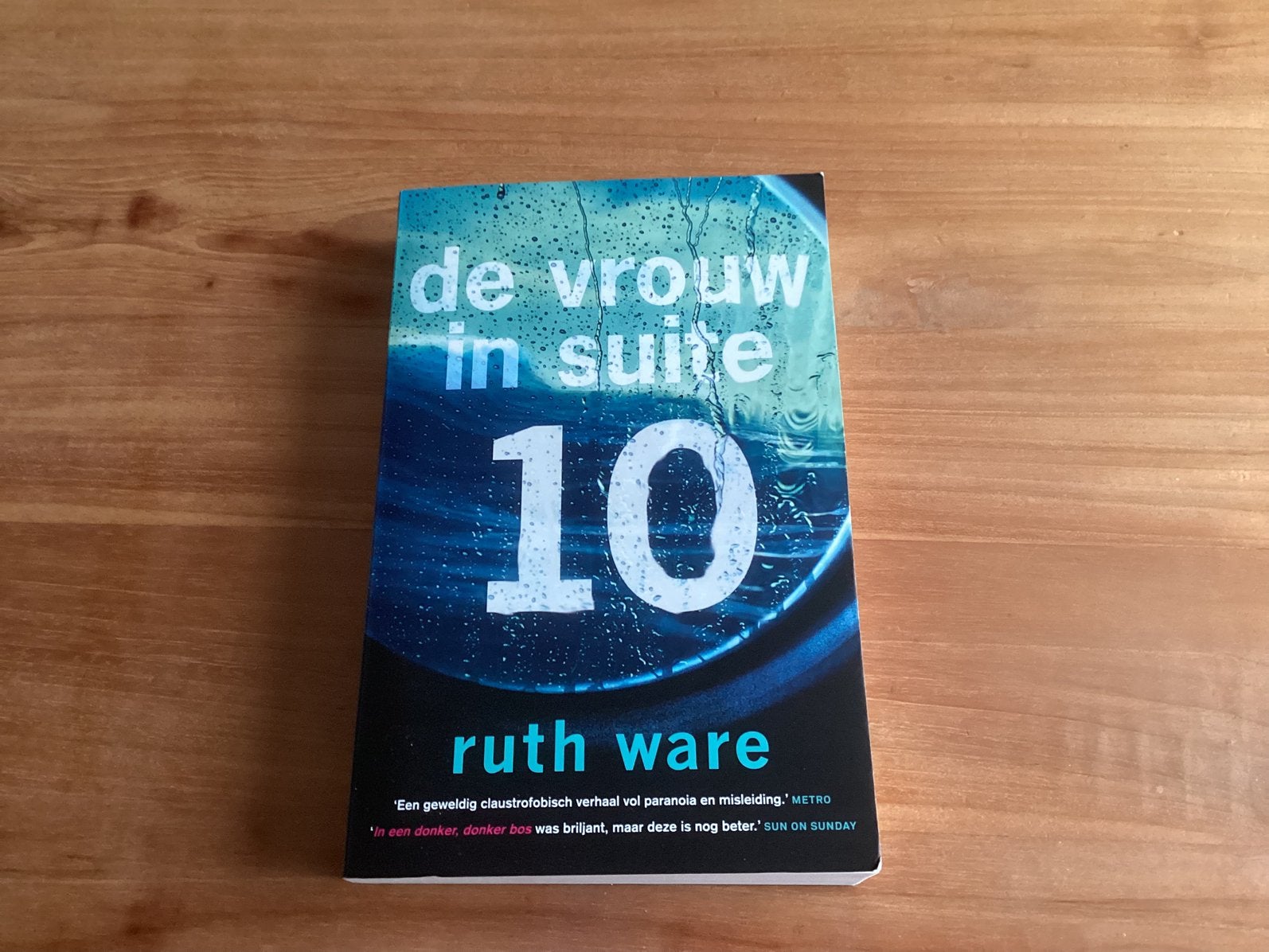 Ruth Ware - De vrouw in suite 10, Boeken, Ophalen of Verzenden, Zo goed als nieuw, Ruth Ware