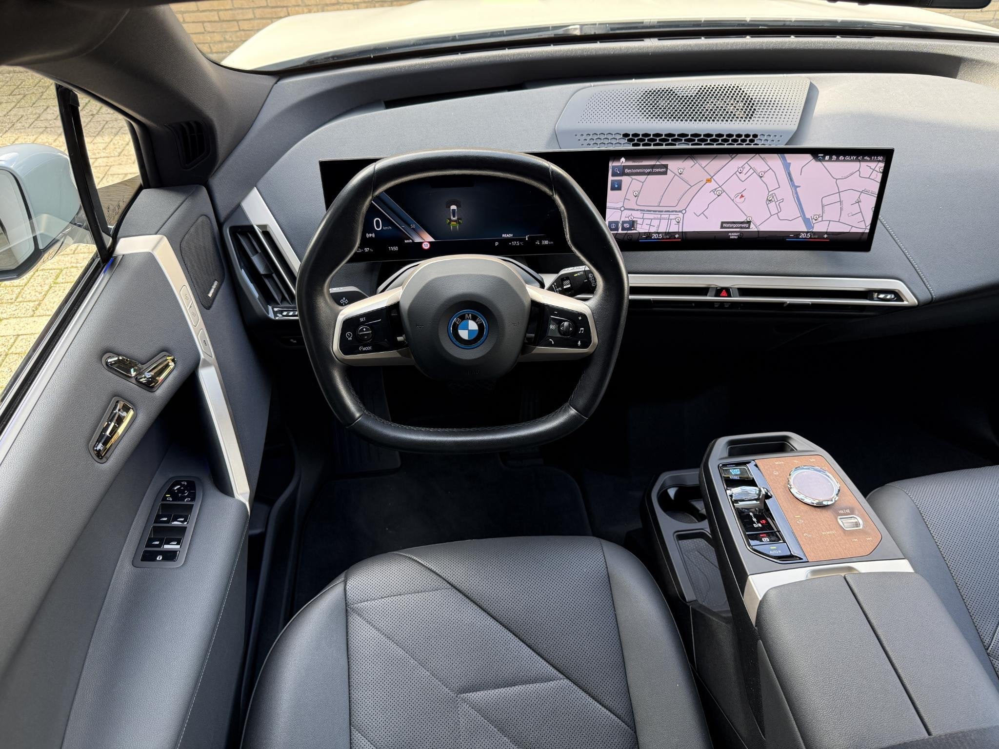BMW iX xDrive40 Sportpakket 77kWh | SOH 98% | Sky Lounge | T, Automaat, Dealer onderhouden, Gebruikt, Zwart