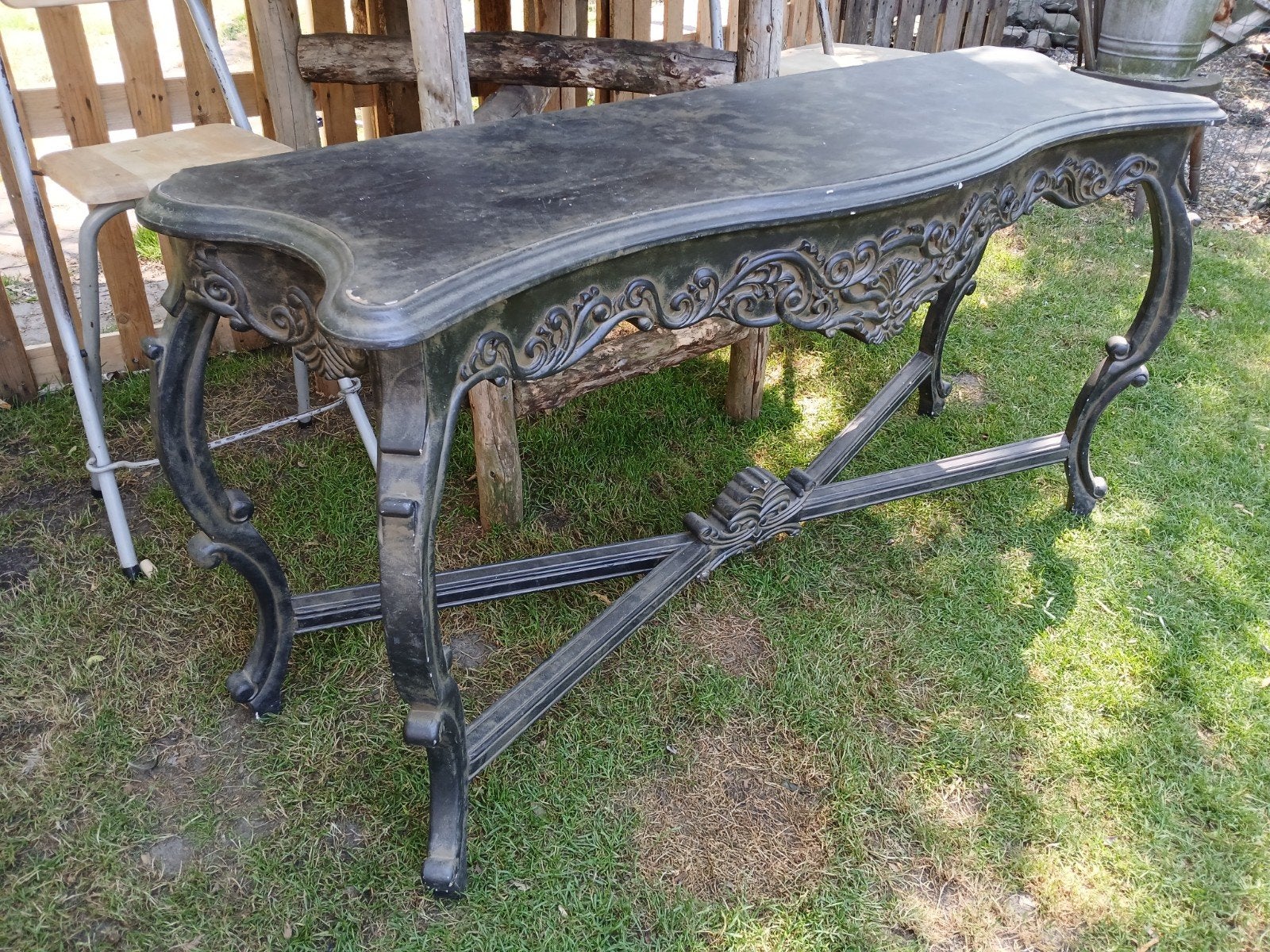 Antieke houten sidetable met sierlijke poten, Ophalen