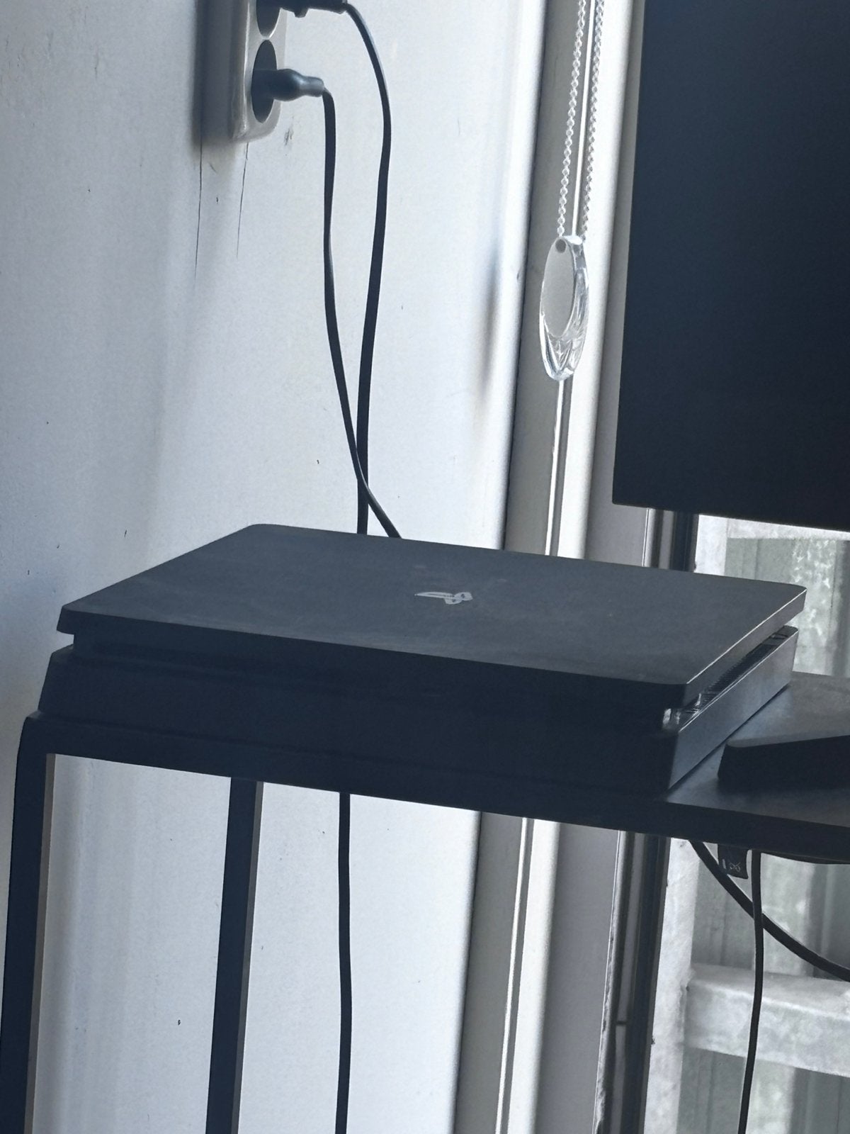 PlayStation 4 Slim 1tb + 2 controllers + game, 2 spelers, Ophalen, Zo goed als nieuw, Vanaf 3 jaar