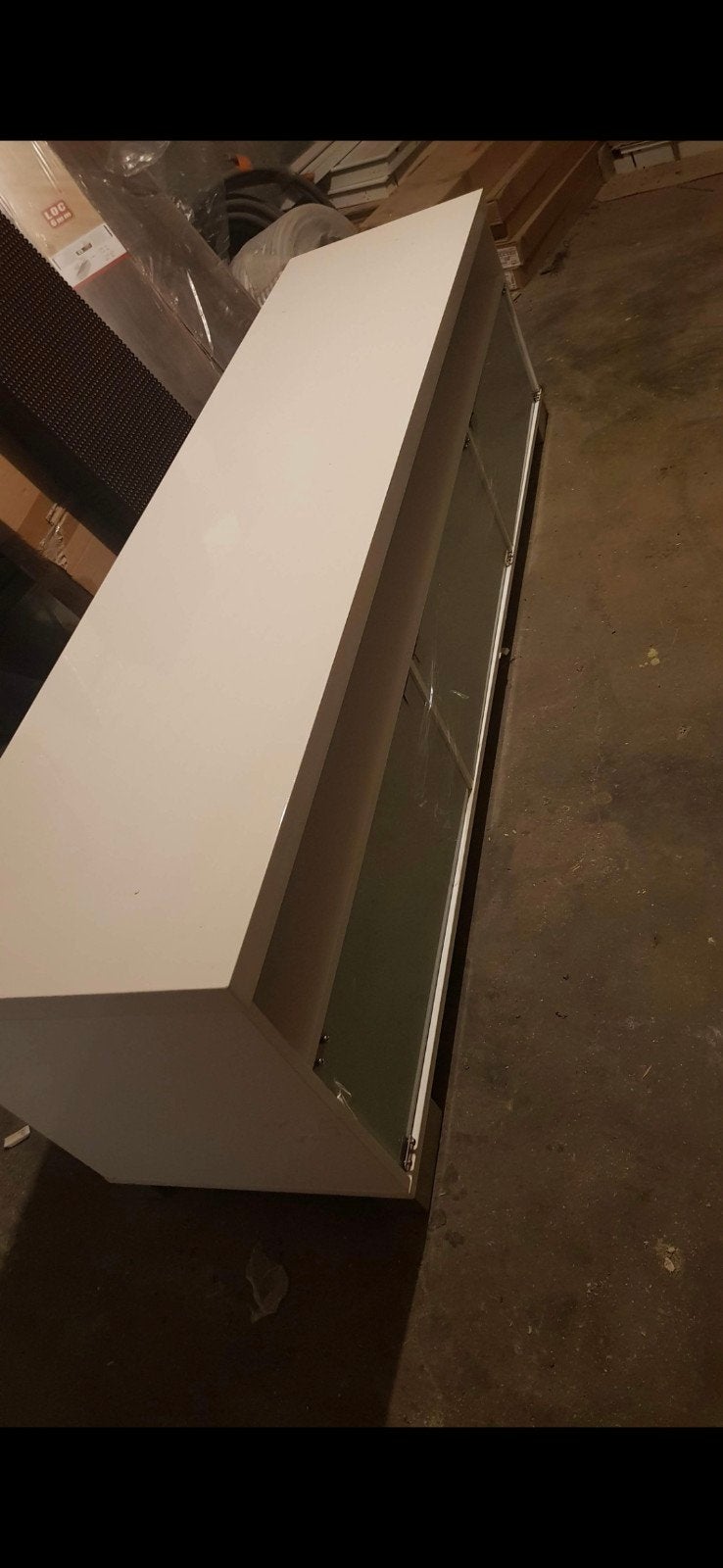 Witte tv-kast met glazen deuren, Huis en Inrichting, Kasten | Televisiemeubels, Ophalen, 150 tot 200 cm, Zo goed als nieuw, Minder dan 100 cm