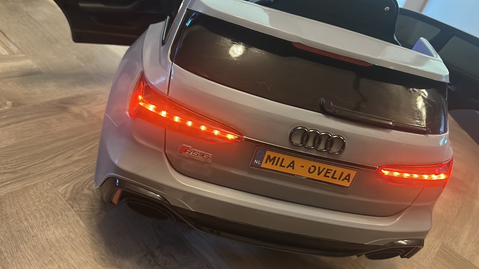 Audi RS6 elektrische kinderauto met afstandsbediening, Ophalen, Zo goed als nieuw, Afstandsbediening