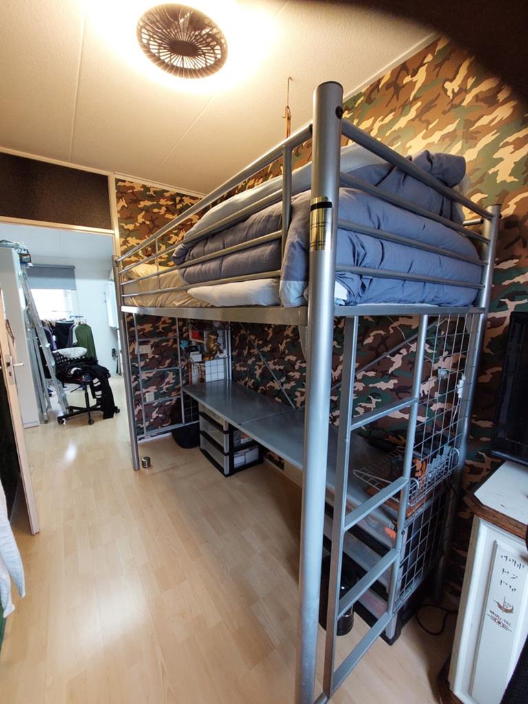 Metalen hoogslaper met bureau - Ideaal voor kleine kamers, Huis en Inrichting, Slaapkamer | Stapelbedden en Hoogslapers, Ophalen