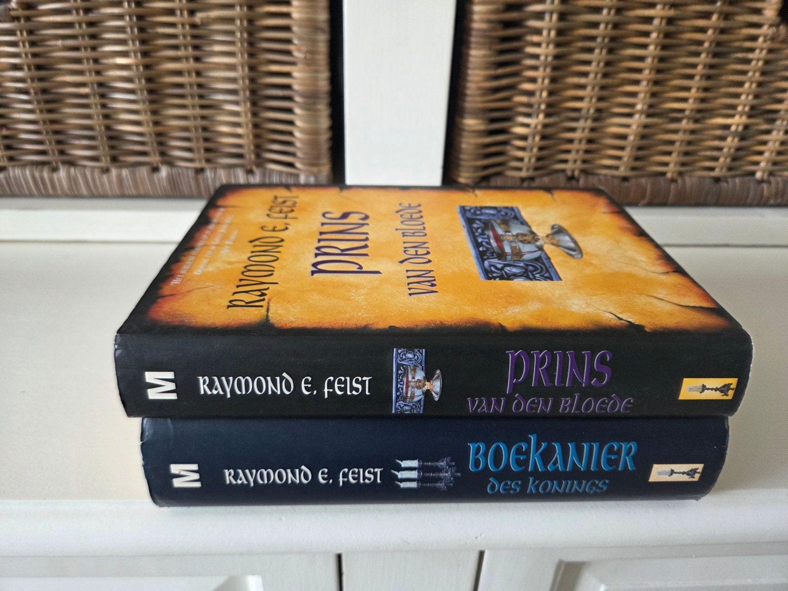 Raymond E Feist  - Krondor Sons, Boeken, Ophalen of Verzenden, Gelezen
