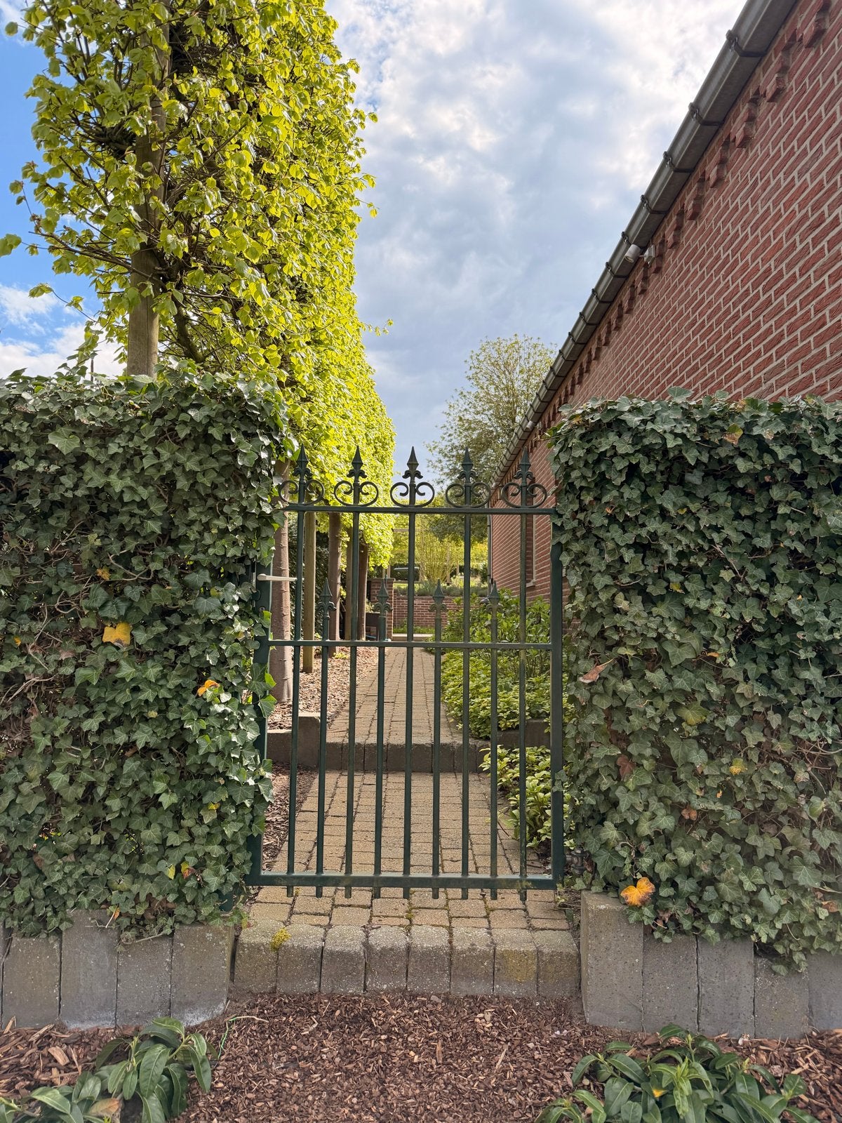 Sierhekwerk met poort - Groen ijzeren hek, Tuin en Terras, Tuinhekken en Hekwerk, Ophalen, Met poort, Gebruikt, Sierhekwerk