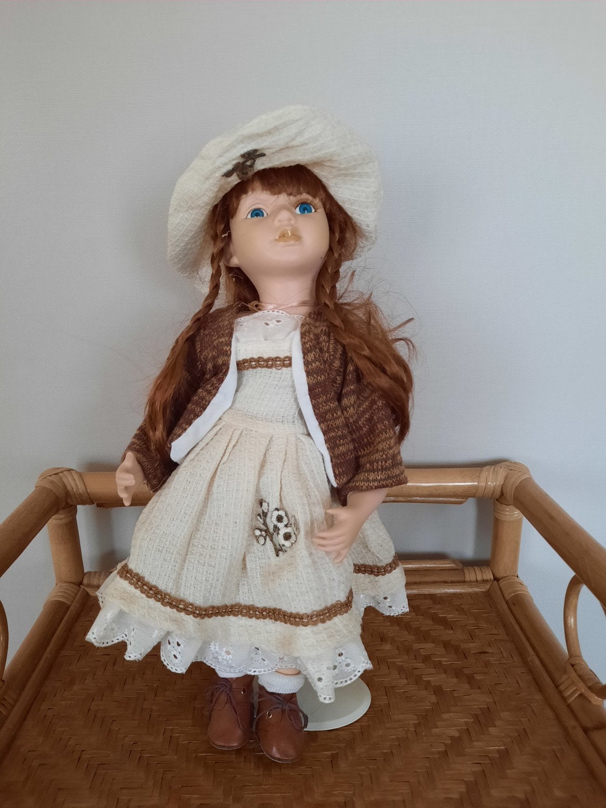 Vintage porseleinen pop met rood haar en hoedje nr.14, Verzamelen, Ophalen, Nieuw, Pop
