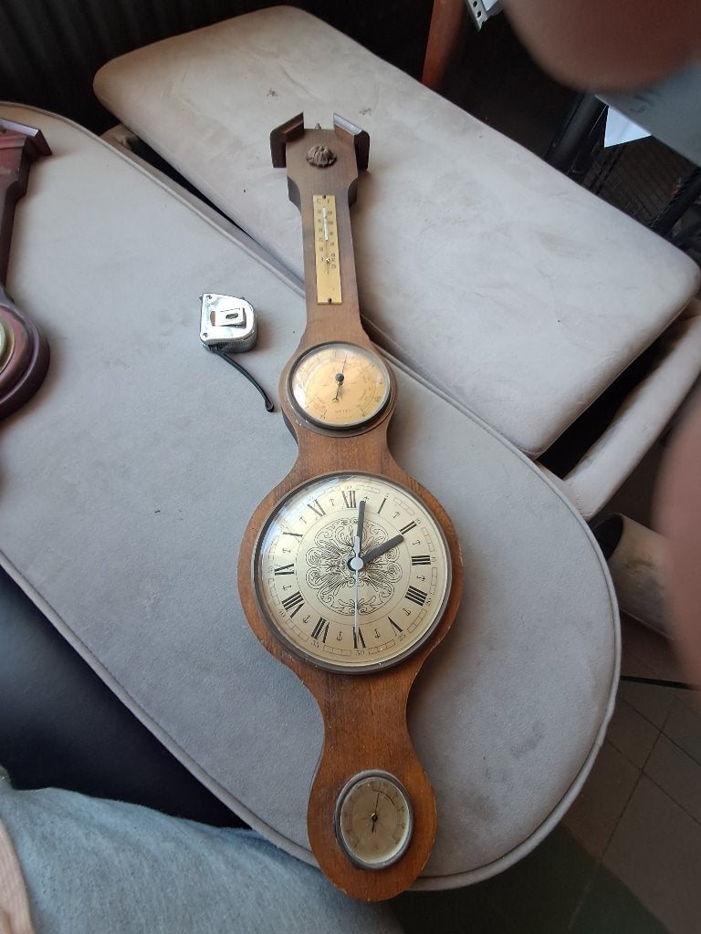 Houten weerstation met klok en barometer  CS27328
