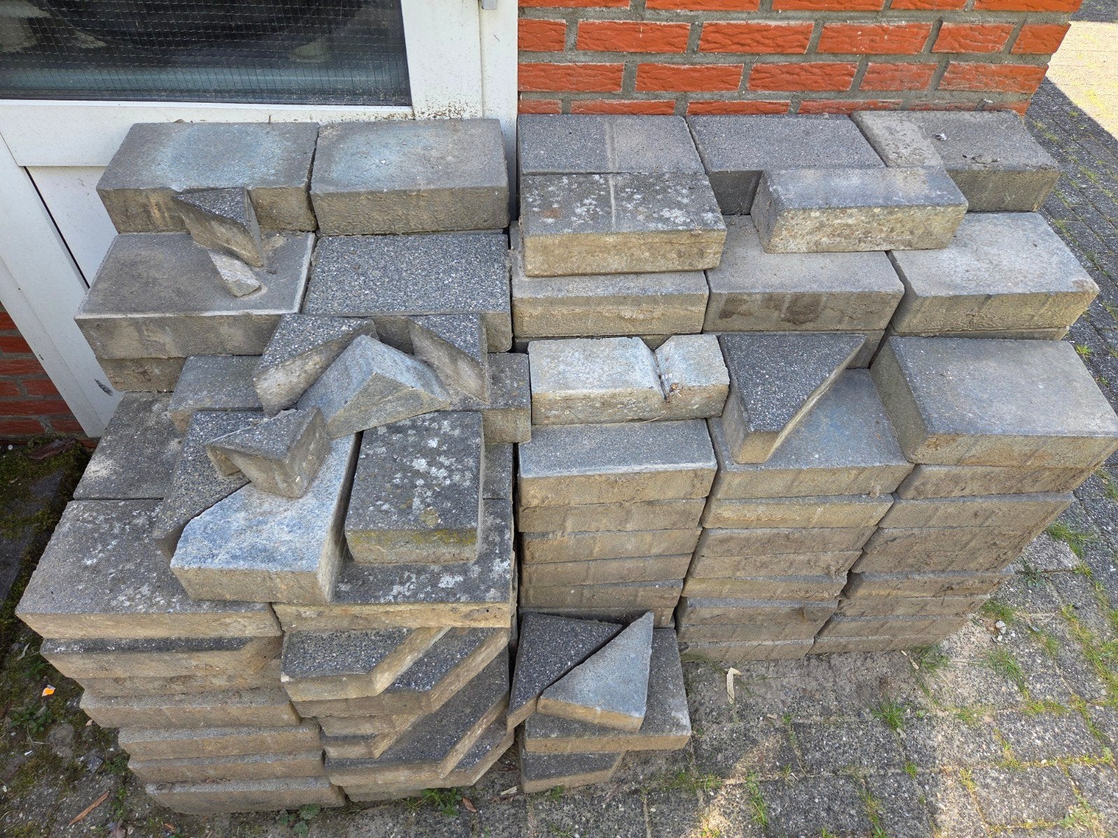 Gratis! Gebruikte betonnen klinkers en terrastegels, Tuin en Terras, Ophalen, Gebruikt, Klinkers, 5 tot 10 m²