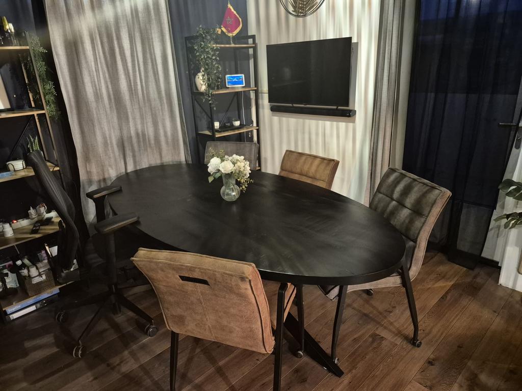Ovale Eettafel mango hout in bet zwart., Zo goed als nieuw, 150 tot 200 cm, Vier personen, Ovaal