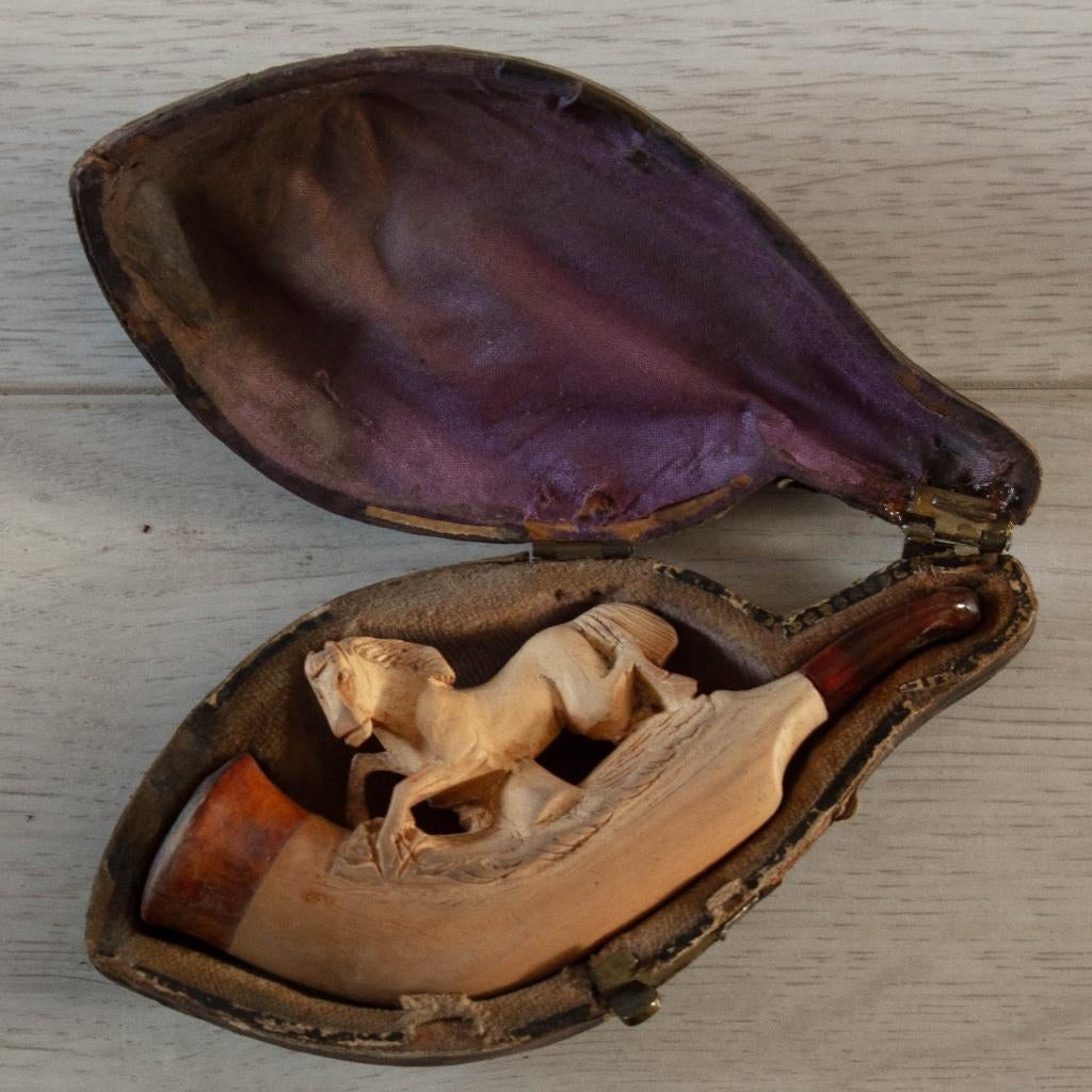 (nr.226) Meerschuim pijp met paardje als versiering, in etui, Verzamelen, Rookartikelen, Aanstekers en Luciferdoosjes, Gebruikt