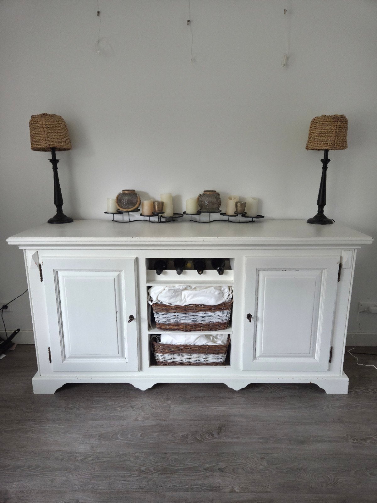 Wit eiken dressoir met wijnrek en 2 manden, 187x55,5x93,5 cm
