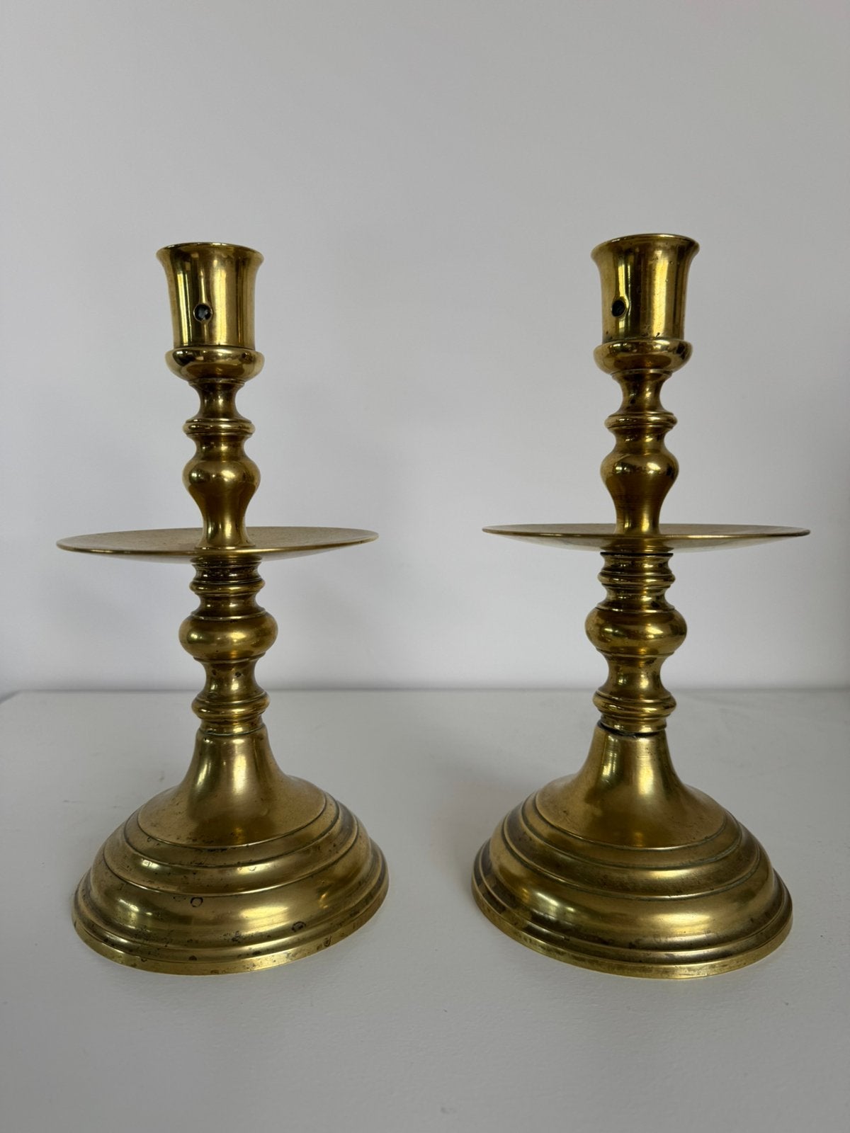 2 antieke geelkoperen schijf / kraag Heemskerk kandelaars, Antiek en Kunst, Ophalen of Verzenden, Koper of Brons