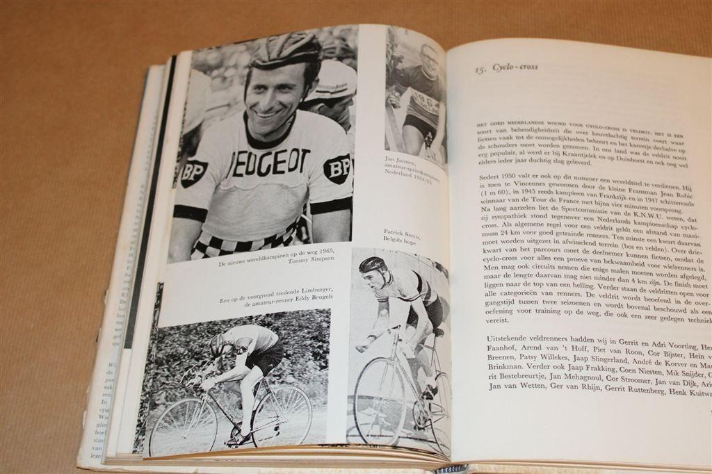 Wiel aan Wiel [1966] — Wielersport in Vogelvlucht — Vintage, Ophalen of Verzenden, Gelezen, Watersport en Hengelsport