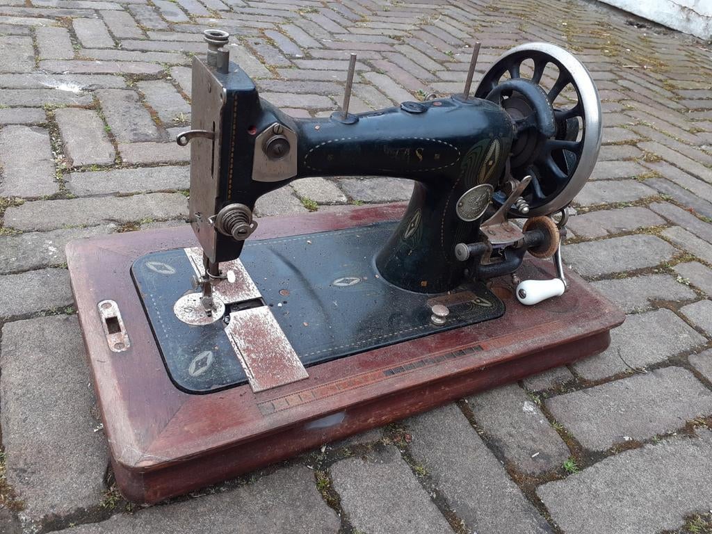 Antieke Naaimachine met Houten Kap - Decoratief Item, Antiek en Kunst, Antiek | Naaimachines, Ophalen