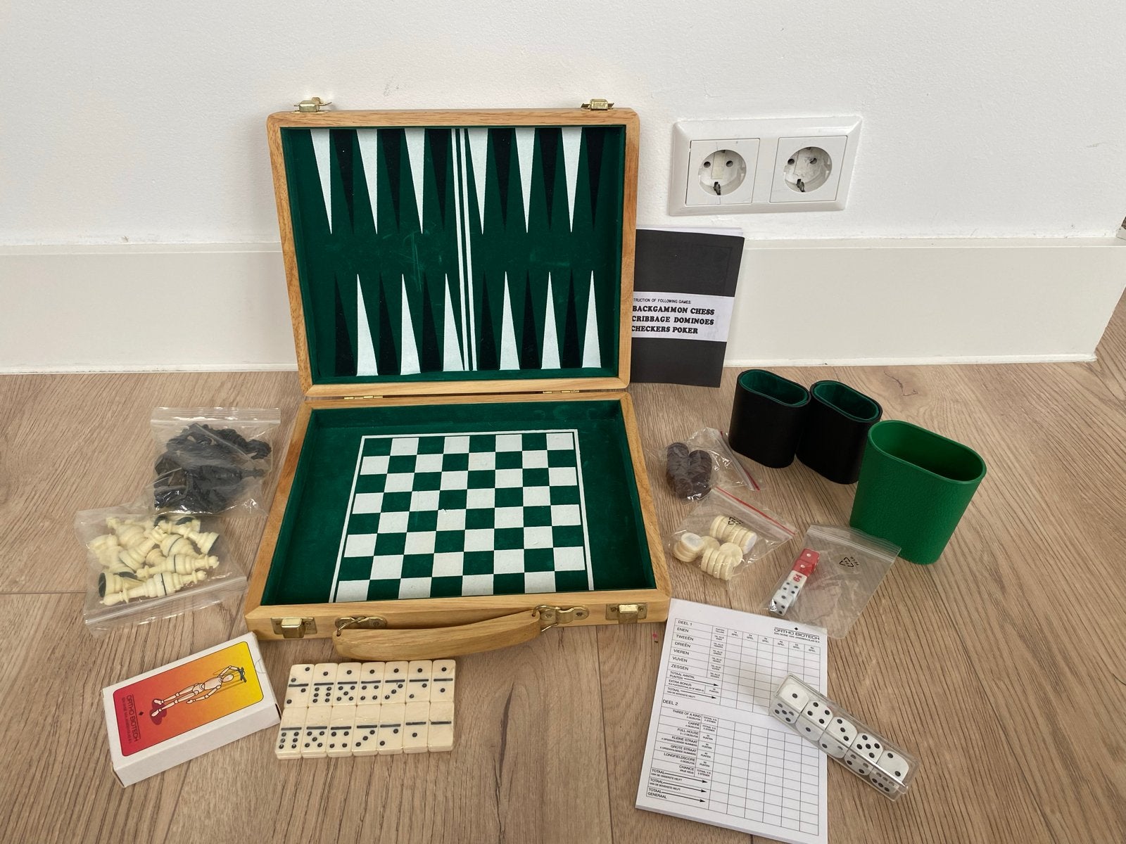 Spellenkoffer: Backgammon, Schaken, Dammen, Domino en meer!, Een of twee spelers, Ophalen of Verzenden, Gebruikt