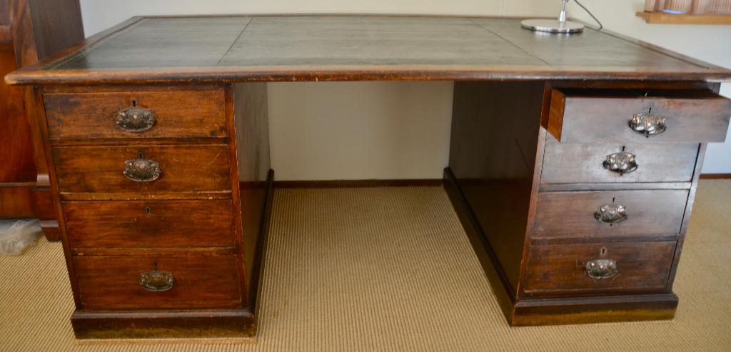 Klassiek mahoniehouten bureau / Mahogany pedestal desk, Antiek en Kunst, Ophalen