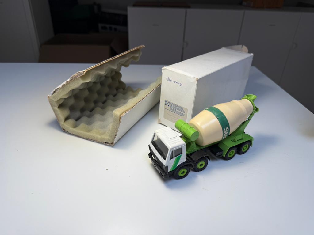 Conrad - Mercedes-Benz Cement Truck Stetter - Schaal 1:50, Verzenden, Zo goed als nieuw, Bus of Vrachtwagen, Conrad
