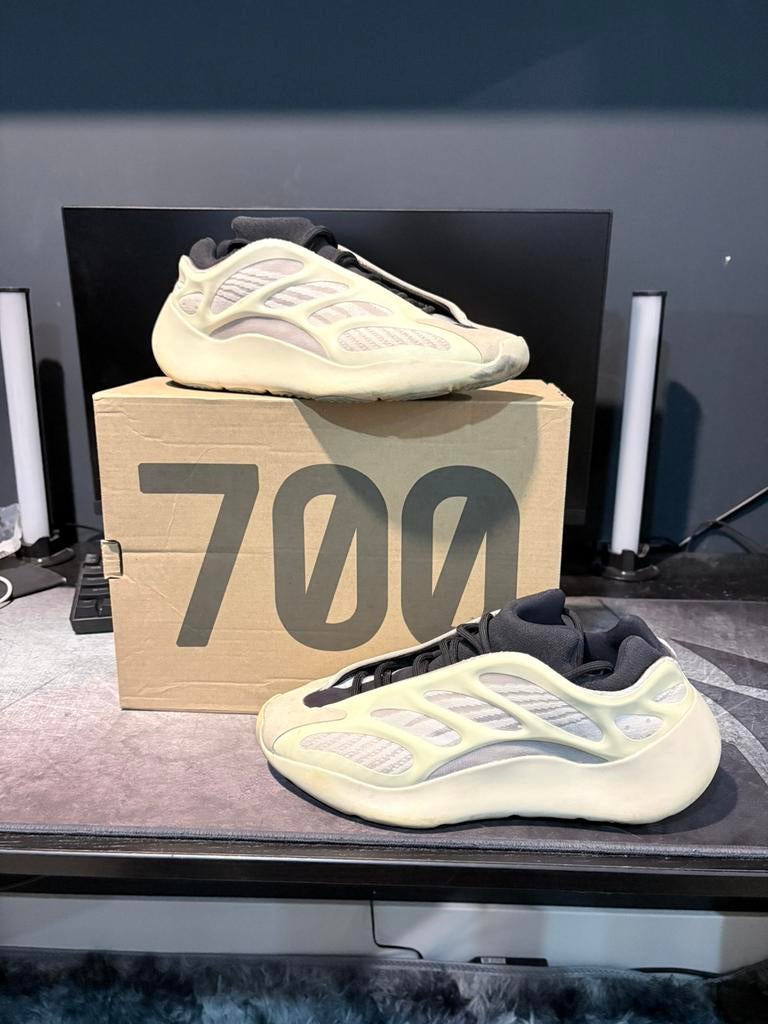 Yeezy 700 V3 Azeal - Maat 42, Zwart, Ophalen of Verzenden, Sneakers of Gympen, Zo goed als nieuw