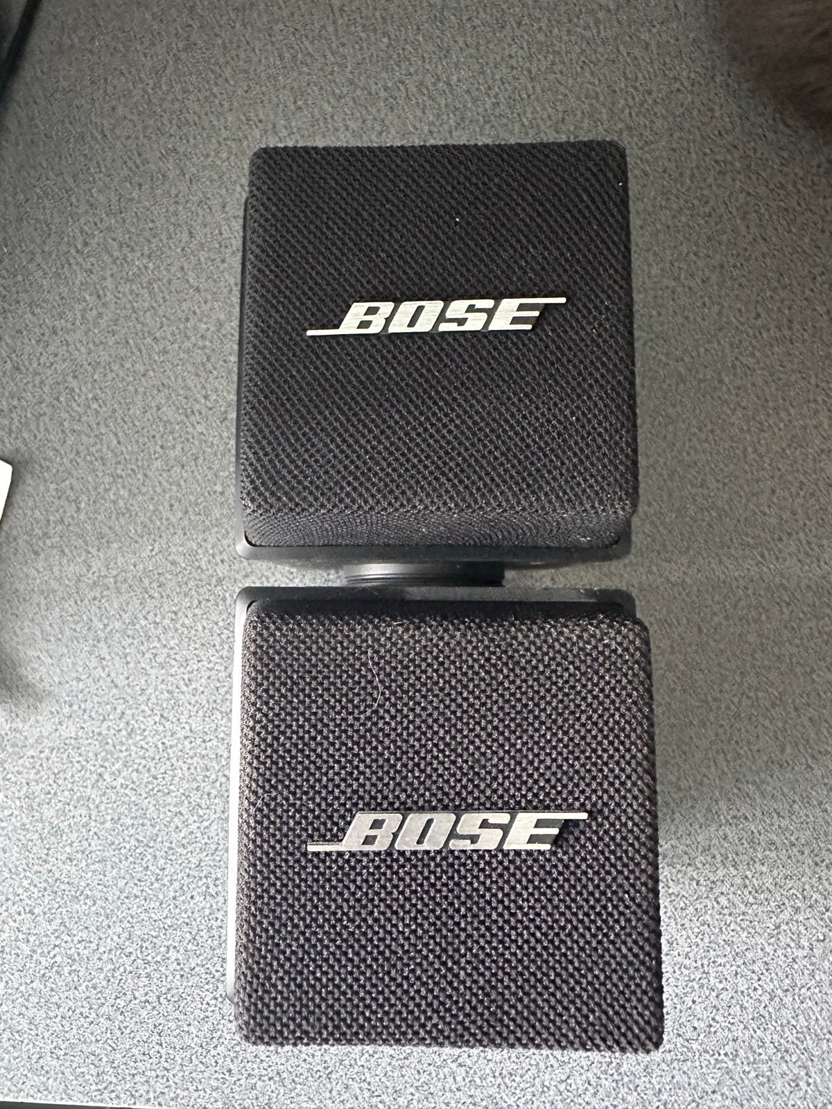 Surroundset zonder subwoofer: Bose Acoustimass & KEF T-serie