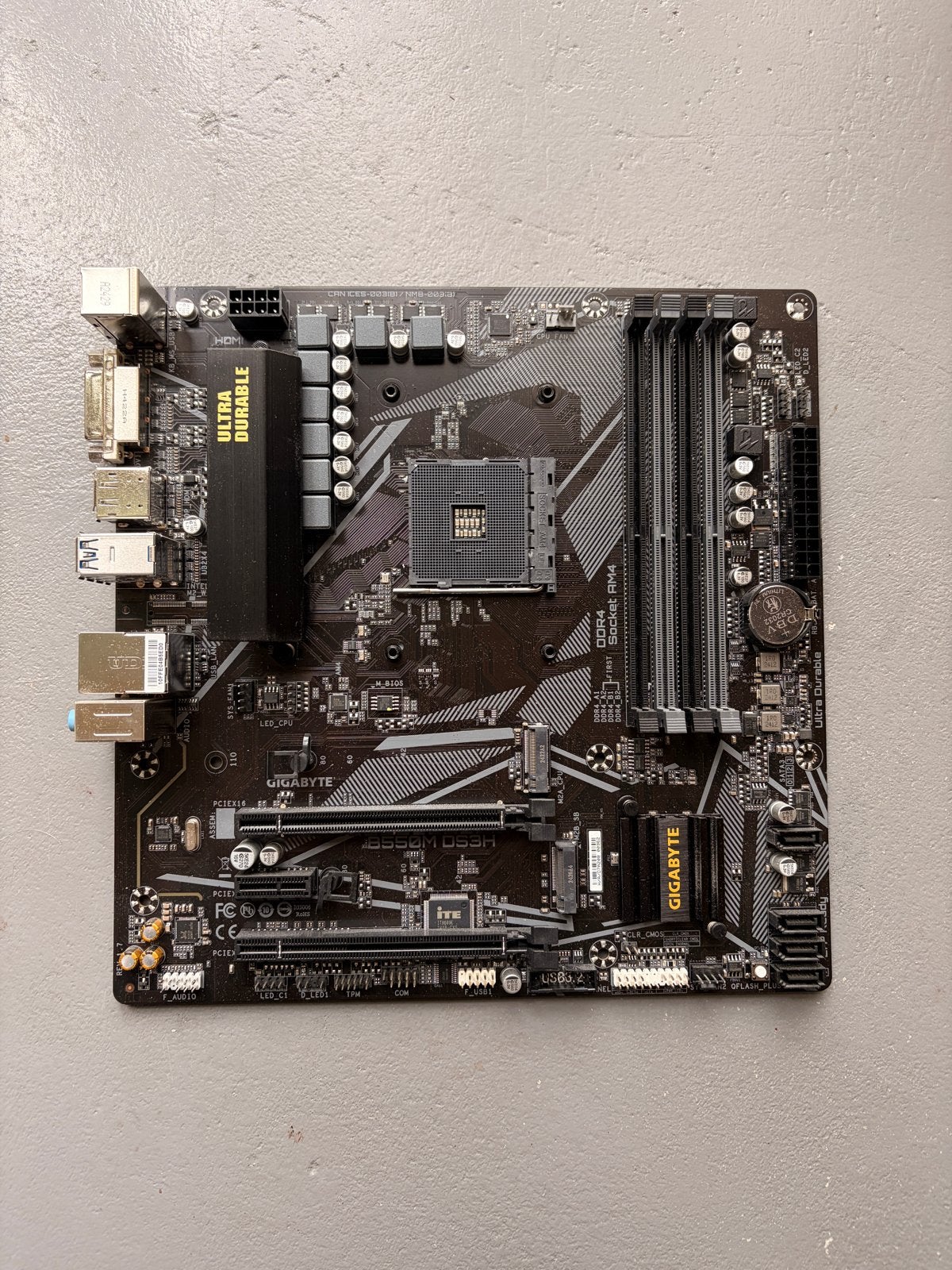 Gigabyte B550M DS3H Moederbord, Computers en Software, Ophalen of Verzenden, Zo goed als nieuw, AMD, DDR4