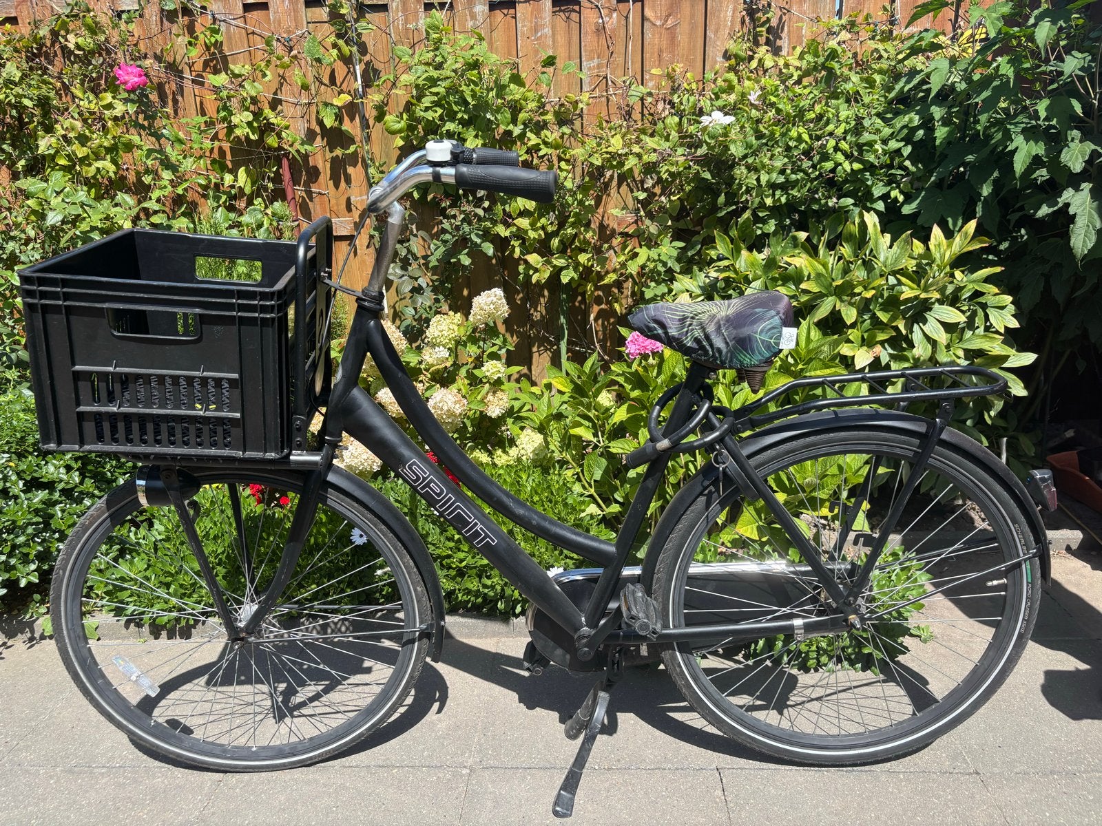 Zwarte Spirit fiets met krat en bagagedrager, Terugtraprem, Gebruikt, Versnellingen, 50 tot 53 cm
