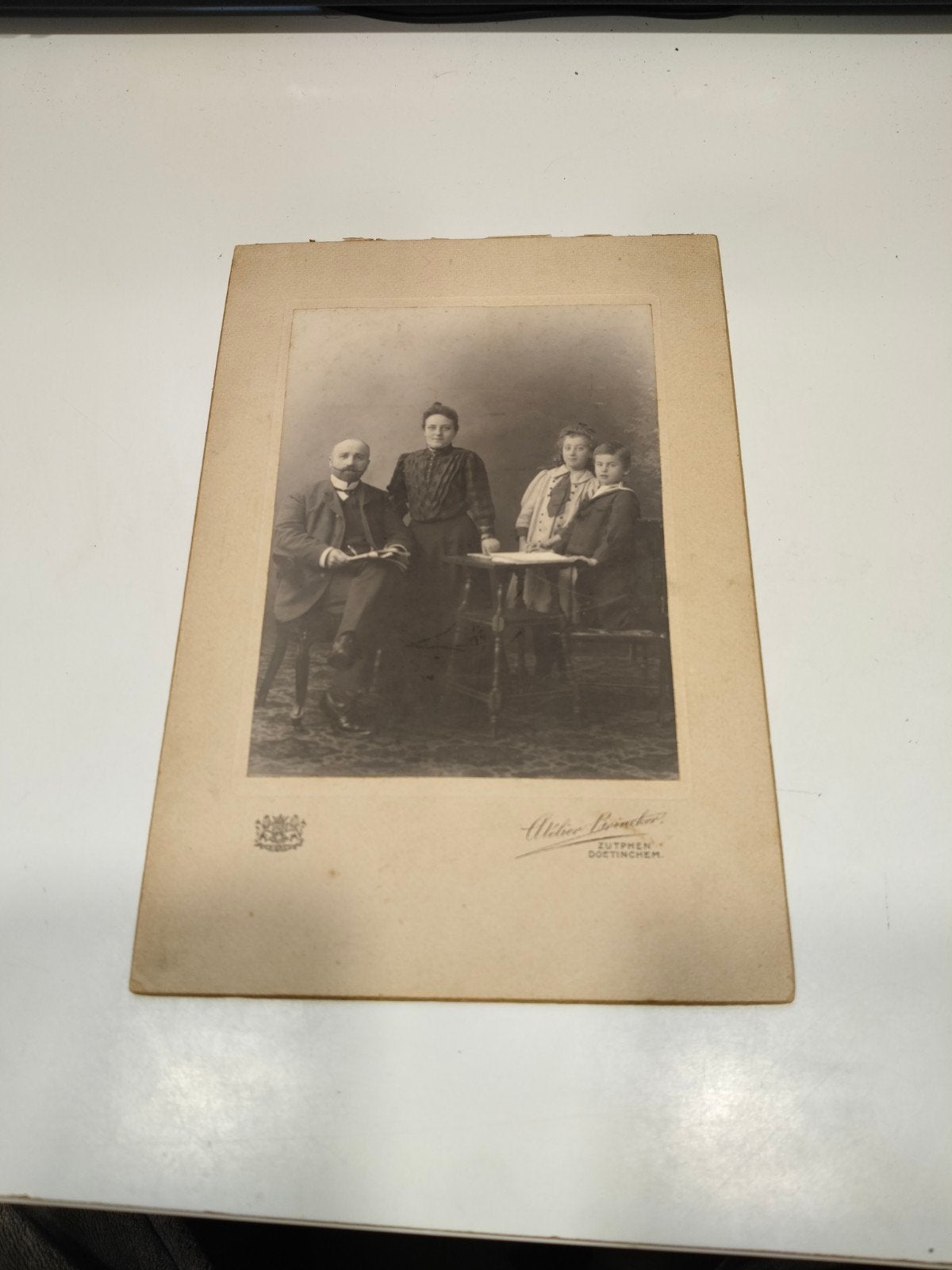 familieportretfoto op karton, Atelier Bernacki, Doetinchem, Verzamelen, Gebruikt, Verzenden, Foto, Voor 1940