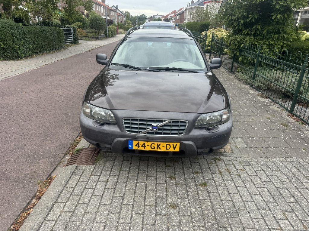 Volvo V70 2.4 T XC 4WD AUT 2000 Bruin, Auto's, Automaat, Beige, Bruin, 1657 kg