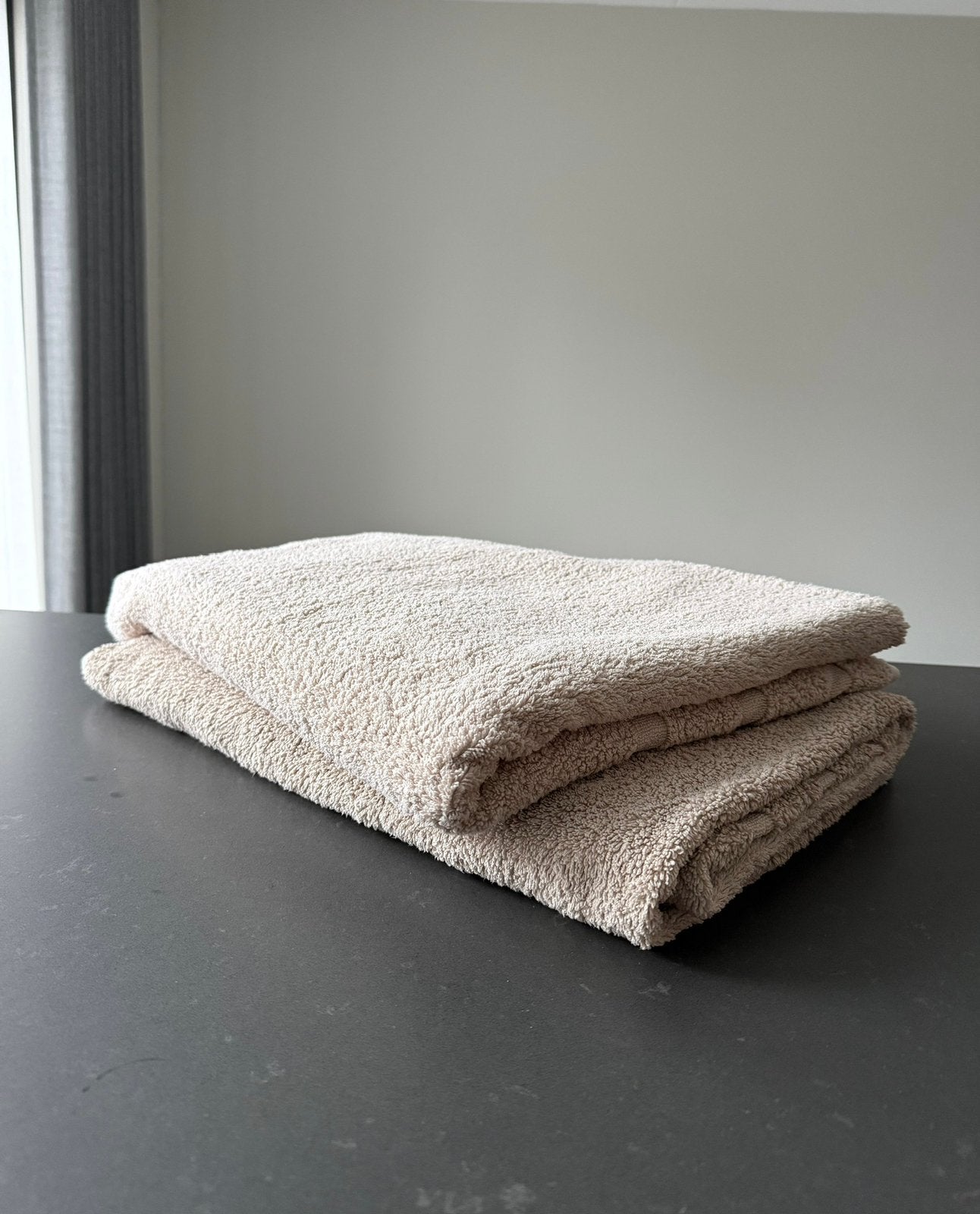2 XXL badstof handdoeken, Ophalen of Verzenden, Gebruikt, Beige, Handdoek