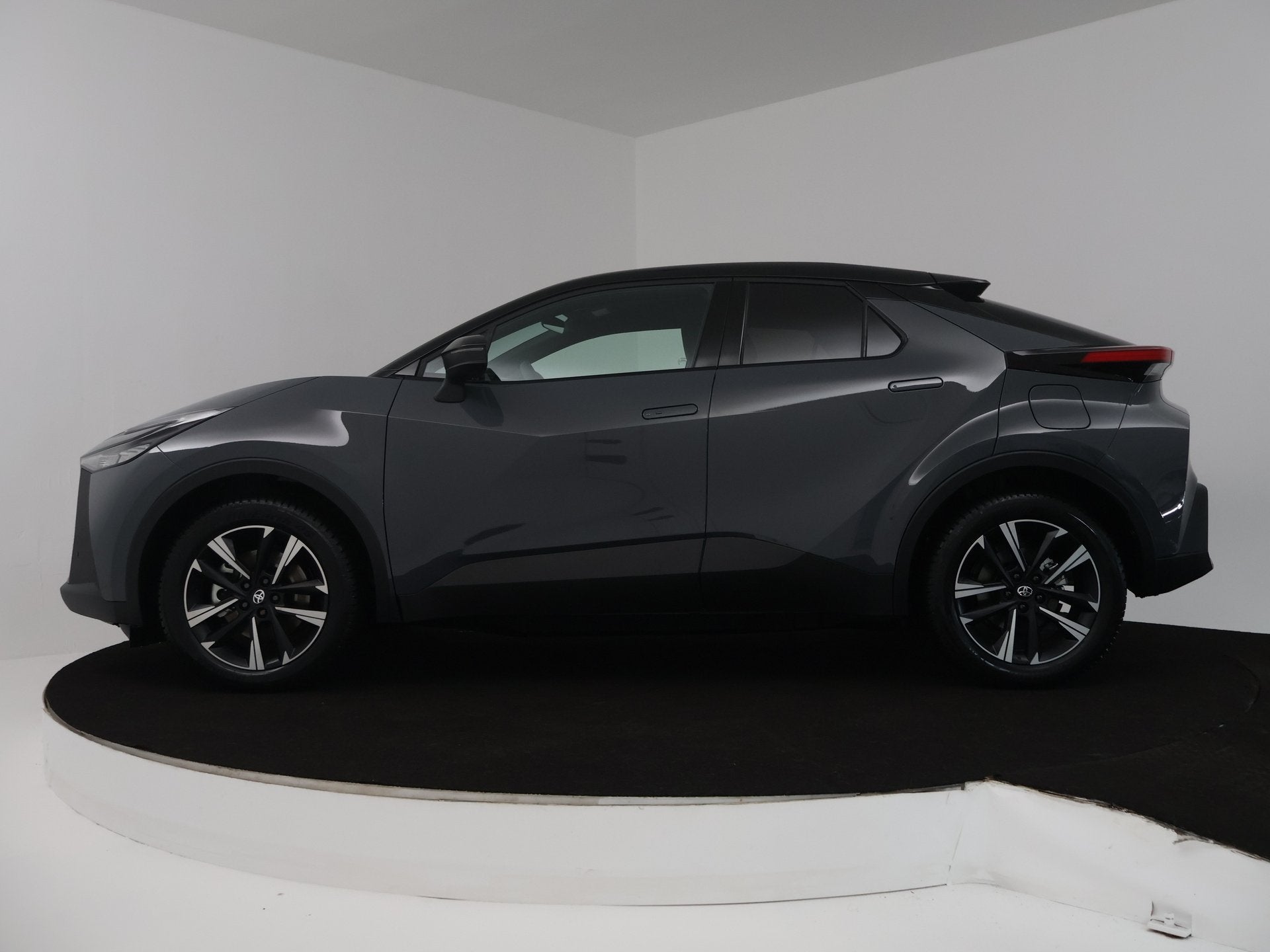 Toyota C-HR 2.0 Plug-in Hybrid 220 Dynamic | Navigatie | BLS, 12 maanden, Stof, 725 kg, 4 cilinders
